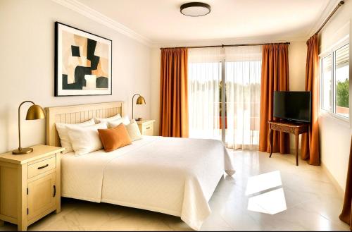 Postel nebo postele na pokoji v ubytování Villa 9 La Alzambra-Puerto Banus