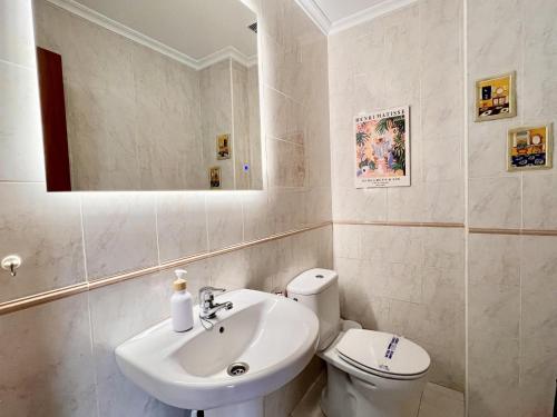 MiengoにあるApartamento Prado Grandeの洗面台、トイレ、鏡のあるバスルーム