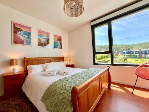 MiengoにあるApartamento Prado Grandeのベッドと大きな窓のある寝室