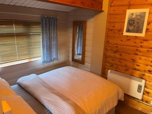 Ένα ή περισσότερα κρεβάτια σε δωμάτιο στο Home From Home LogCabin