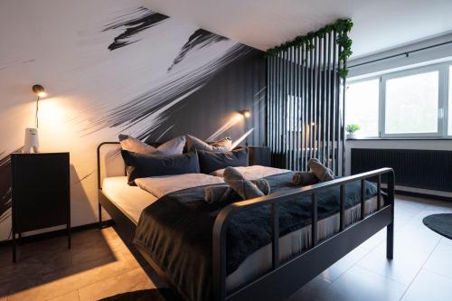 Un dormitorio con una cama grande en una habitación. en Black & White Apartment - Balkon, Netflix, Nespresso, Zentral, Messe, en Chemnitz