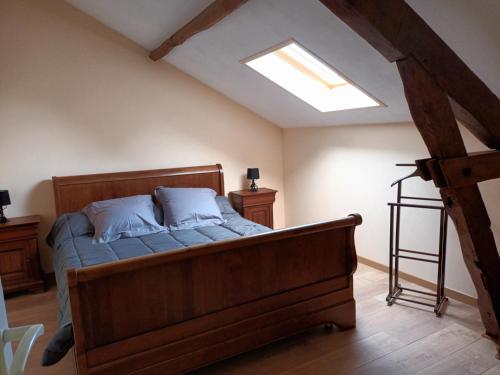 une chambre avec un lit et une lucarne dans l'établissement gite des 4 saisons, à Blasimon