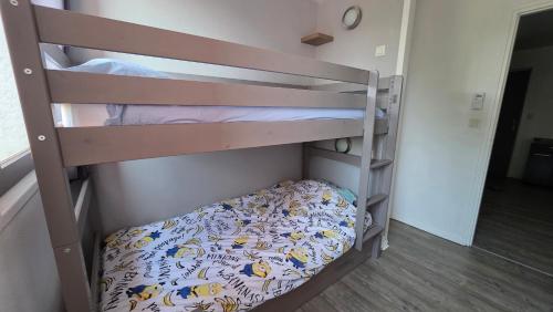 Cette chambre dispose de lits superposés et de 2 lits superposés. dans l'établissement Grand T3 climatisé à Saint Raphaël Valescure, à Saint-Raphaël