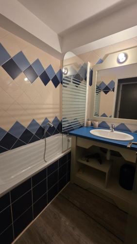 une salle de bain avec un lavabo et un miroir dans l'établissement Grand T3 climatisé à Saint Raphaël Valescure, à Saint-Raphaël