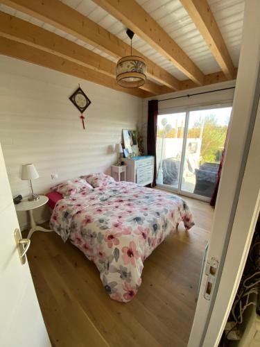 une chambre avec un lit dans une pièce avec une fenêtre dans l'établissement Villa Thorens, à Morlaix