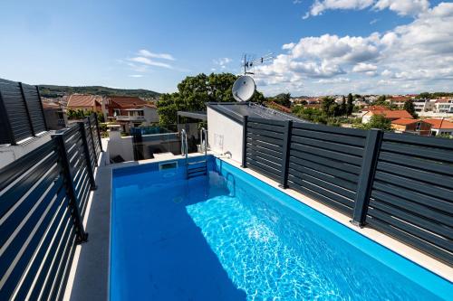 Bazén v ubytování Premium Holiday house VILA OAZA with Pool nebo v jeho okolí