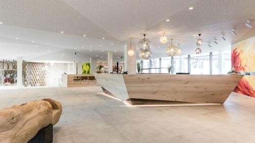 Ein Sitzbereich in der Unterkunft Hotel Rosengarten (Schenna Resort)