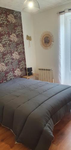 - une chambre avec un grand lit escamotable dans l'établissement le nid des choups esprit cocoon 2 chambres, à La Bourboule