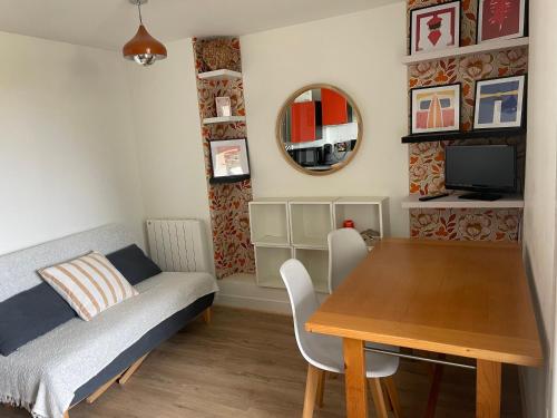 une salle à manger avec une table et un lit dans l'établissement Bord de plage, à Bidart
