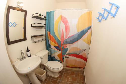 Et badeværelse på Casa Pax - Habitación El Atardecer Dorado a Pasos del Mar