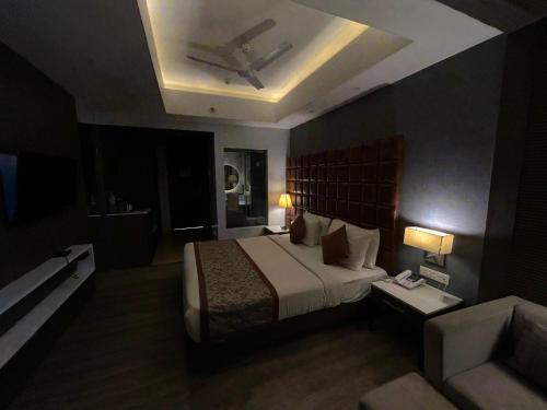 a bedroom with a large bed and a ceiling at Hotel Sand Heaven in Port Blair