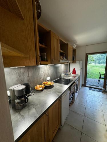 une cuisine avec un évier et un plan de travail dans l'établissement Bien-être, à Séez