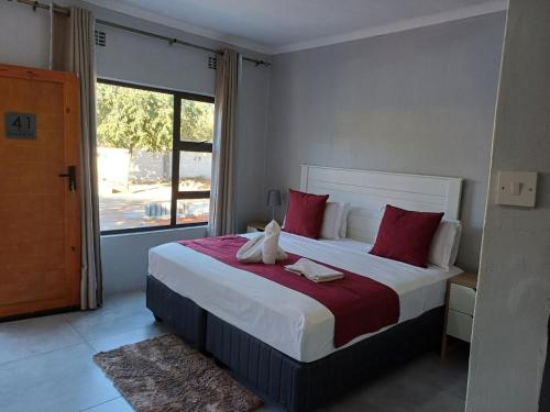 Postel nebo postele na pokoji v ubytování Chobe Blue Guest Inn