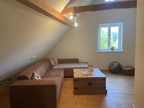 Una sala de estar con un sofá y una mesa de café. en Ferienwohnung mit Giebelzimmer, en Ravensburg