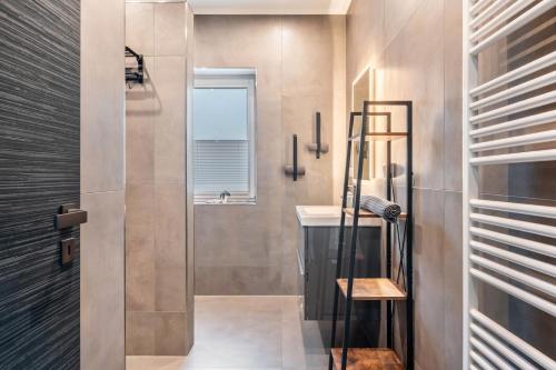 a bathroom with a shower and a sink at Ferienhaus am See mit Sauna in Barßel