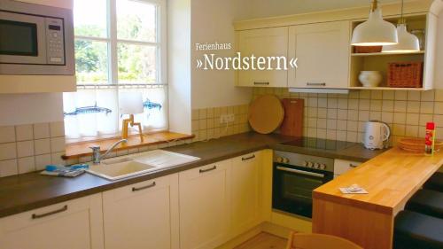 Kuchyň nebo kuchyňský kout v ubytování Nordstern Wlan Sauna Kamin Haustiere