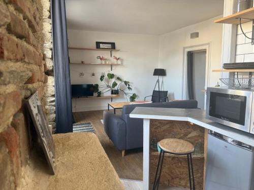 un salon avec un canapé et une table dans l'établissement le liziec, à Vannes