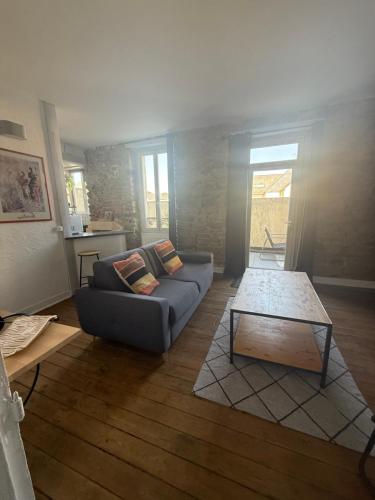 un salon avec un canapé et une table basse dans l'établissement le liziec, à Vannes
