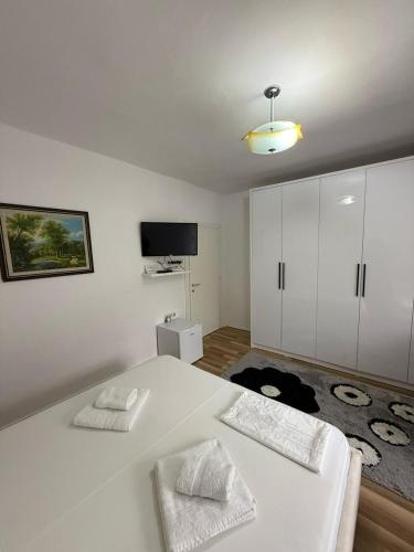 Ένα ή περισσότερα κρεβάτια σε δωμάτιο στο Apartment in Berat's center