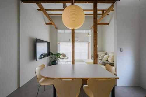 a dining room with a white table and chairs at Cube Sangenjaya in Tokyo