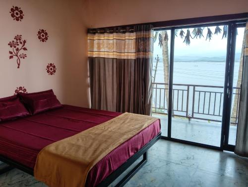Un dormitorio con una cama con vista al mar. en Shanbhag Farm Stay, en Sānikatta