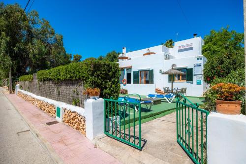 a white house with a fence and a yard at Apto Felipe 1-2 vista piscina in Cala d´Or
