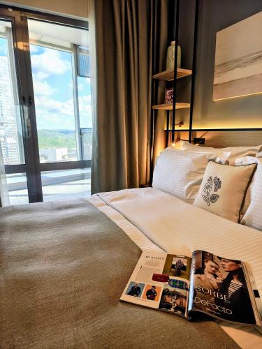 Кровать или кровати в номере Citadines Maslak Istanbul