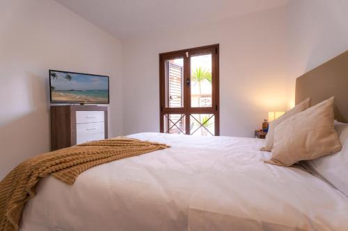 INEIKA Modern Apartment with Pool Terrace