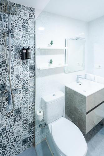 INEIKA Modern Apartment with Pool Terrace
