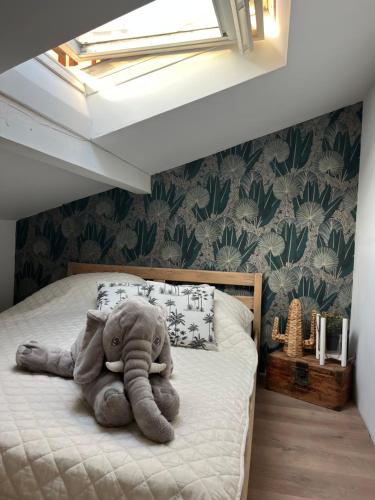 un éléphant farci dormant sur un lit dans une chambre dans l'établissement Jungle, à Saint-Mandrier-sur-Mer