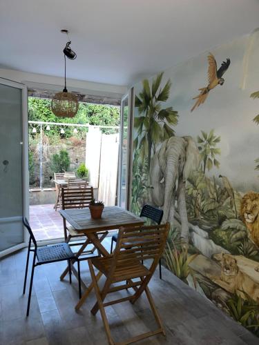 une salle à manger avec une fresque murale représentant des dinosaures. dans l'établissement Jungle, à Saint-Mandrier-sur-Mer