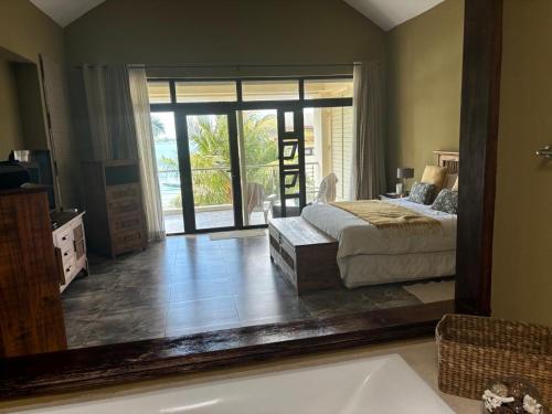 um quarto com uma cama e um espelho grande em Bay Complex (The) em Grand Baie