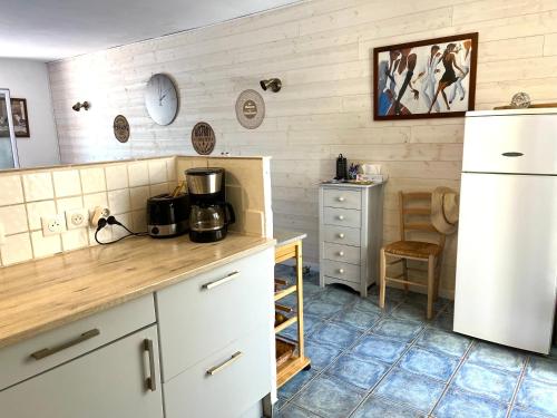 - une cuisine avec un comptoir et une cafetière dans l'établissement Appartement Spacieux au cœur du GRAU, au Grau-du-Roi