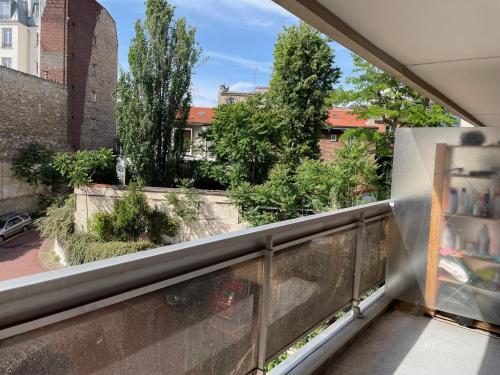 Elle comprend un balcon offrant une vue sur le jardin. dans l'établissement Glow and Rest, à Saint-Ouen