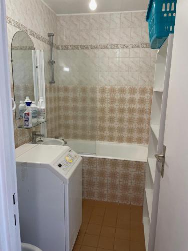 La salle de bains est pourvue d'un lave-linge et d'une douche. dans l'établissement Glow and Rest, à Saint-Ouen