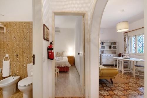 un baño con inodoro y lavabo en Casa Alcaria, en Alcaria
