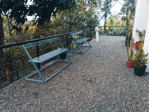 Um jardim no exterior de Heaven Meadows Homestay Vagamon