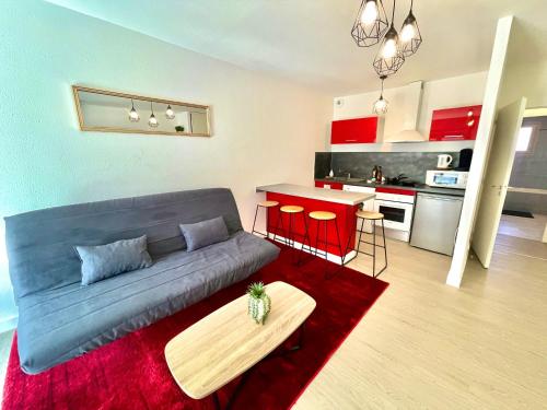 un salon avec un canapé et une cuisine dans l'établissement 