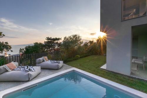 Apartment with private pool & garden Villa Atrio