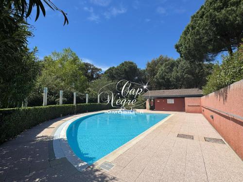 une piscine avec un panneau indiquant « Attention » dans l'établissement mazet duplex terrasses plein sud residence avec piscine, à Aigue-Belle