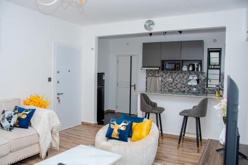 Η κουζίνα ή μικρή κουζίνα στο Chic 2BR Nairobi-Tatu City Suite