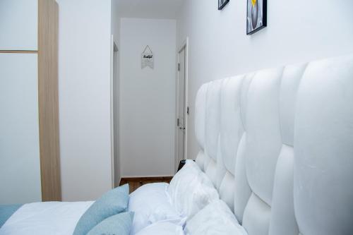 Ένα ή περισσότερα κρεβάτια σε δωμάτιο στο Chic 2BR Nairobi-Tatu City Suite