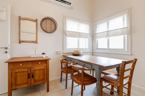 ハイファにあるMasada 45 Haifa Calm 2 Bedroom Near Bahai Gardens & Carmelitのキッチン(テーブル、椅子、鏡付)