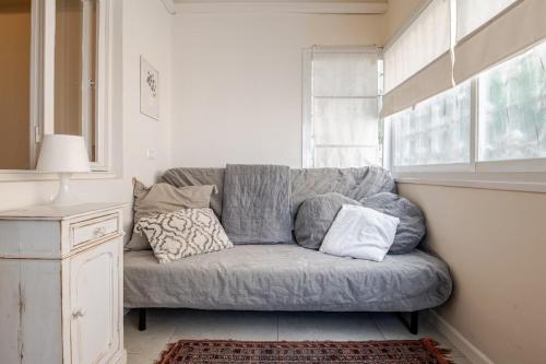 Χώρος καθιστικού στο Masada 45 Haifa Calm 2 Bedroom Near Bahai Gardens & Carmelit