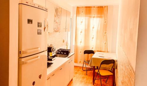 O bucătărie sau chicinetă la C-House - Apartament 2 Camere