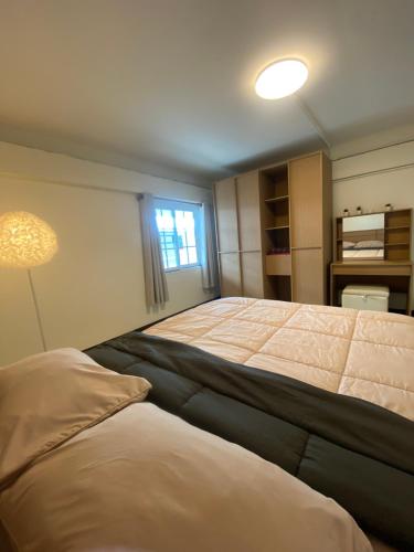 Ένα ή περισσότερα κρεβάτια σε δωμάτιο στο Spacious 2-storey apartment near beach in prime location
