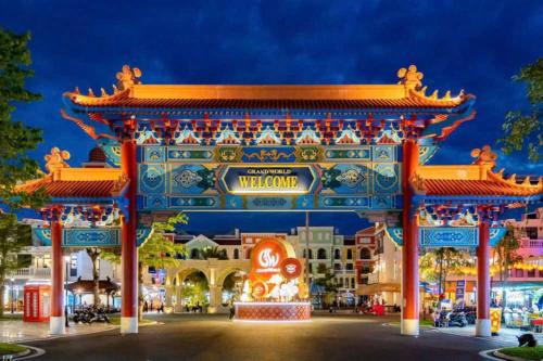 ein Tor am Eingang einer Stadt bei Nacht in der Unterkunft Hà Lan Homestay - GrandWorld in Phu Quoc