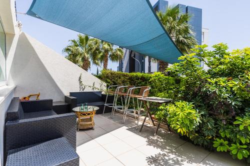Balkoni atau teres di Palm Retreat Garden & Pool Suite