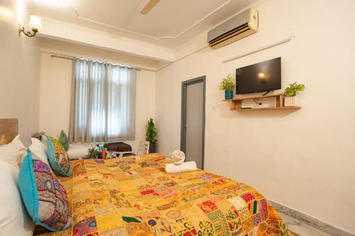 Postel nebo postele na pokoji v ubytování Hotel Chakrah By Hermitage Rishikesh