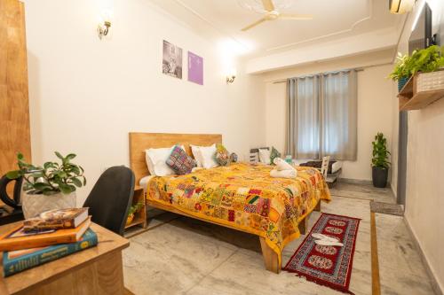 Postel nebo postele na pokoji v ubytování Hotel Chakrah By Hermitage Rishikesh